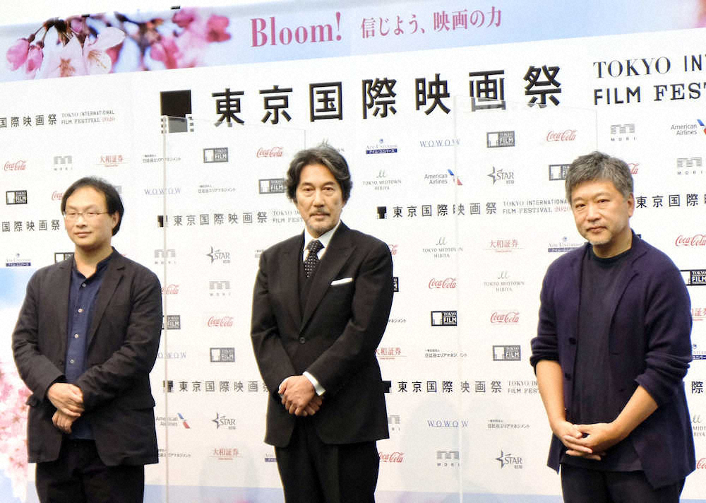第33回東京国際映画祭のラインアップ発表会に登壇した（左から）深田晃司監督、役所広司、是枝裕和監督