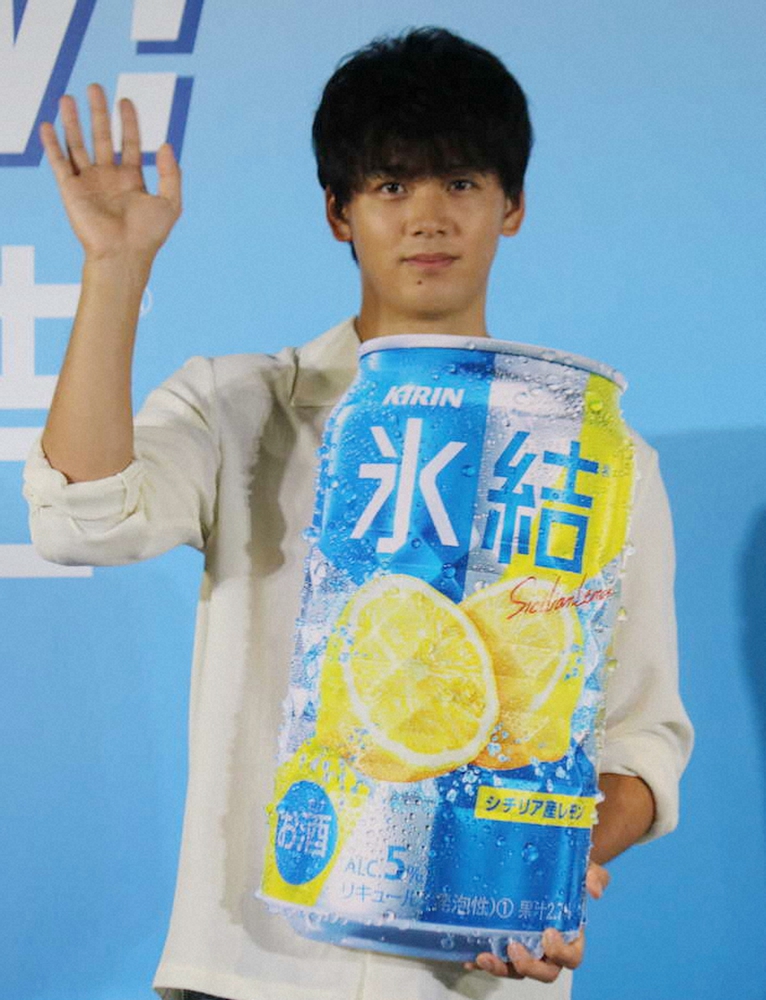 【画像・写真】ショートパンツ姿で…山本美月　結婚後初公の場　癒やしの一杯「大切な方と味わって」