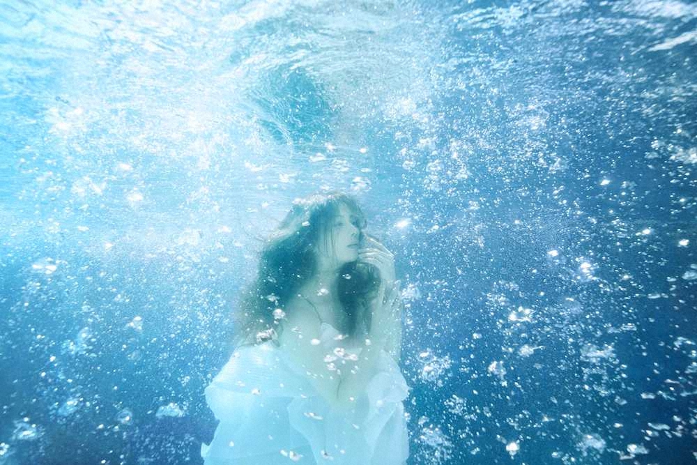 炭酸スキンケアブランド「肌ナチュール」シリーズのウェブ広告に出演する香里奈。水中撮影に挑戦したシーン