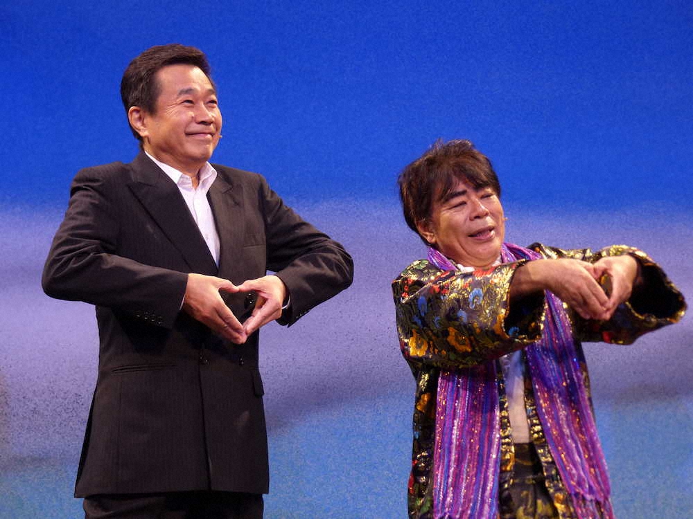 舞台「世界中がフォーリンラブ」の公開稽古を行った三宅裕司（左）と小倉久寛