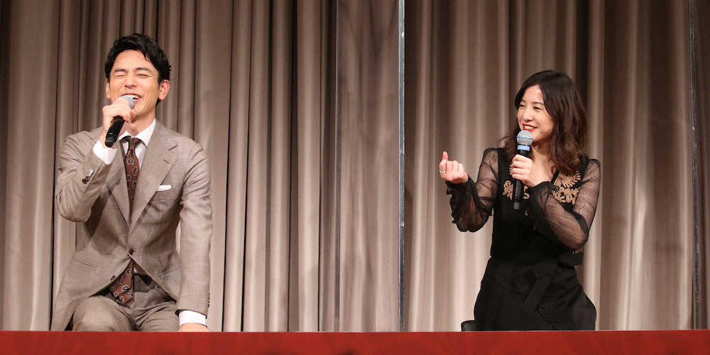 「危険なビーナス」制作発表で挨拶する妻夫木聡（左）と吉高由里子（撮影・西川祐介）