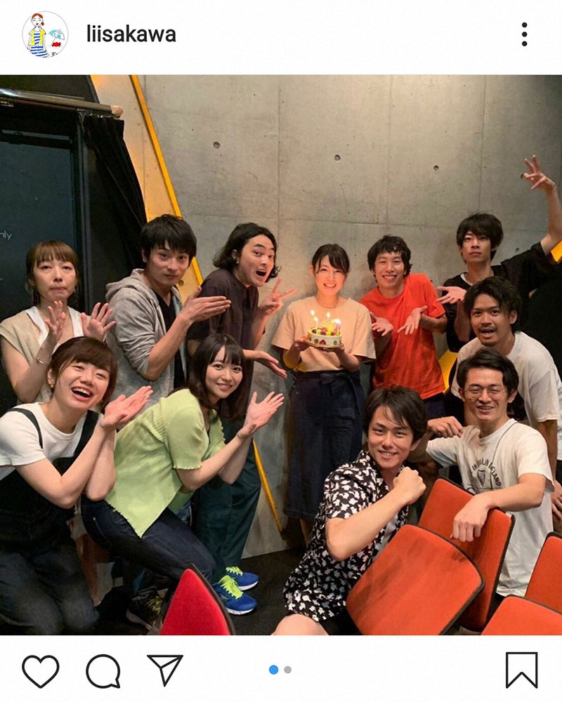 昨年8月、「ピスタチオ」の小澤慎一朗（後列左から3人目）との共演舞台で誕生日を祝ってもらった吉川莉早（後列中央）（@liisakawa)より