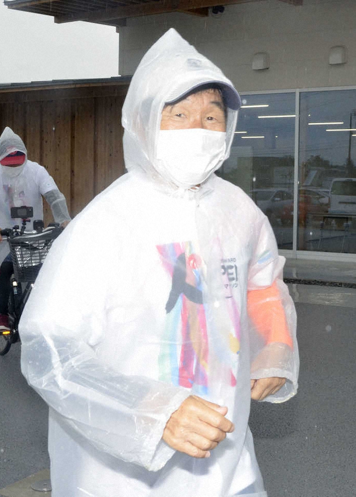 【画像・写真】間寛平　「みちのくマラソン」走る　復興で変わる景色「今年も変化を見ていきたい」