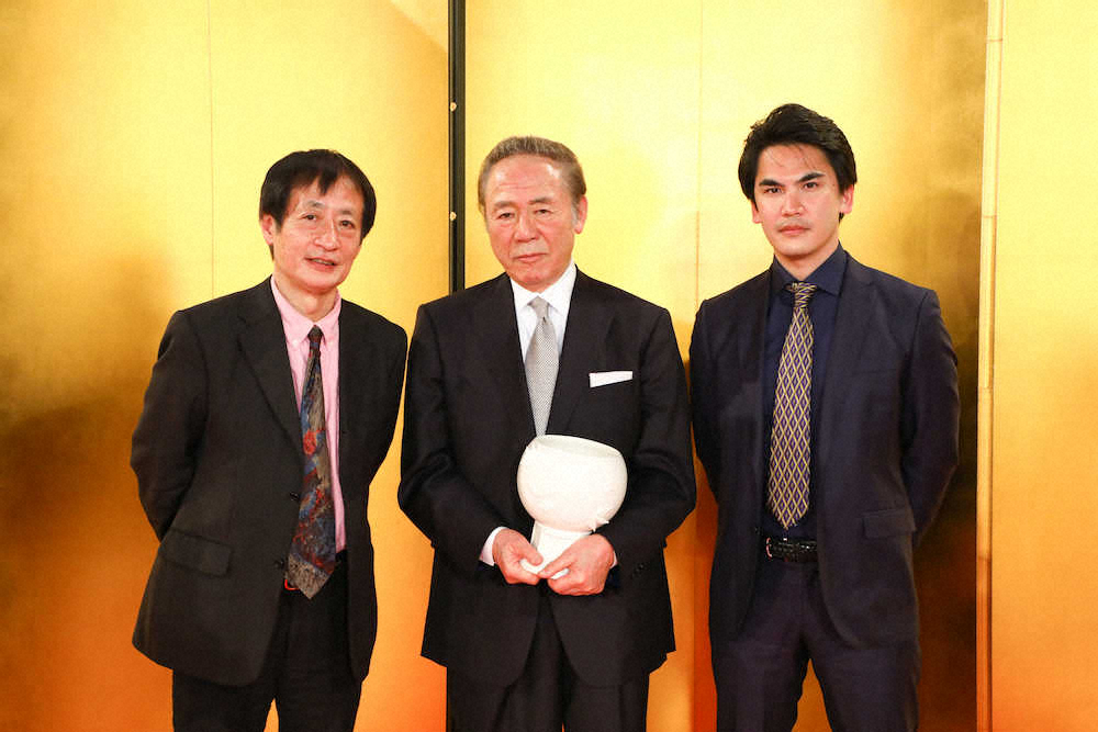 三船敏郎賞を受賞した小林稔侍（中）と審査員の奥山和由氏（左）、三船の孫でプロデューサーの力也氏