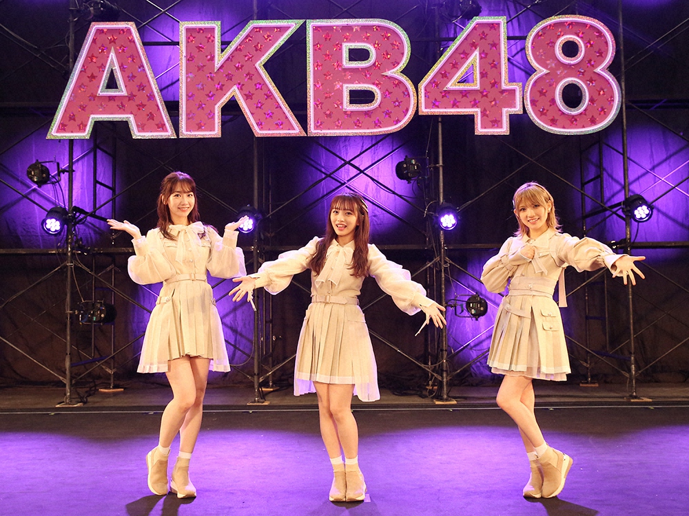 取材に対応したAKB48の（左から）柏木由紀、向井地美音、岡田奈々