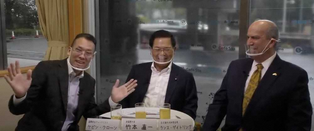 自民党のYouTube「CafeSta」にゲスト出演した際のケビン・クローン氏（左）。司会は竹本直一前国務大臣（中央）