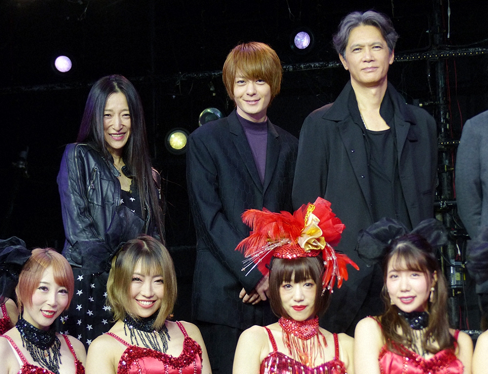 公開直前イベントに出席した（後列左から）矢沢ようこ、犬飼貴丈、主演の加藤雅也
