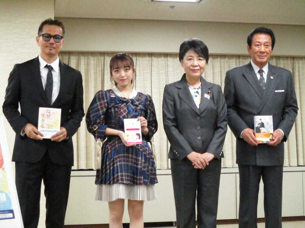 法務省で写真撮影に応じた（左から）EXILE・ATSUSHI、AKB48・向井地美音、上川陽子法相　杉良太郎　　　　　　　　　　　　　　　　　　　　　　　　　　　　　　