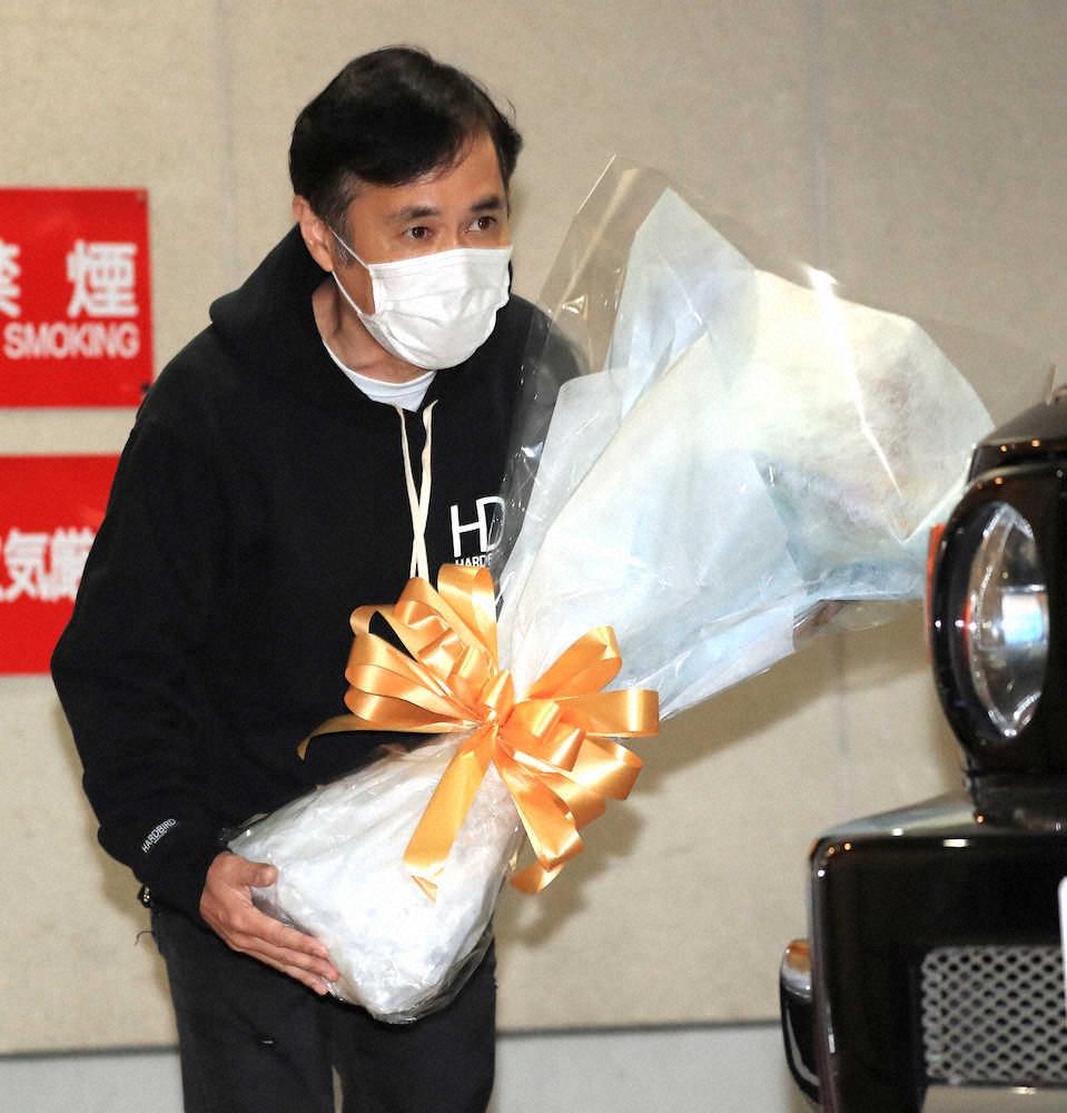 結婚を発表した岡村隆史はラジオ番組出演後、花束を手に集まった報道陣にお辞儀する（撮影・木村　揚輔）