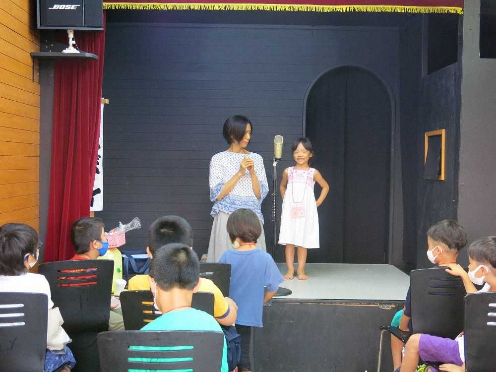 　「こどもお笑い道場」の舞台上で練習するメーメーズの横田佑香さん（左）・妃夏ちゃん母娘コンビ
