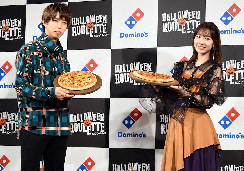 ドミノ・ピザ「ハロウィン・ルーレット」PRイベントに出席したはじめしゃちょー（左）と柏木由紀
