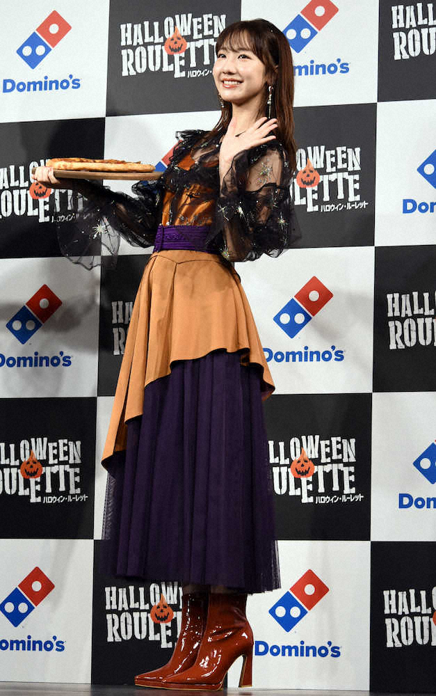 ドミノ・ピザ「ハロウィン・ルーレット」PRイベントに出席した柏木由紀