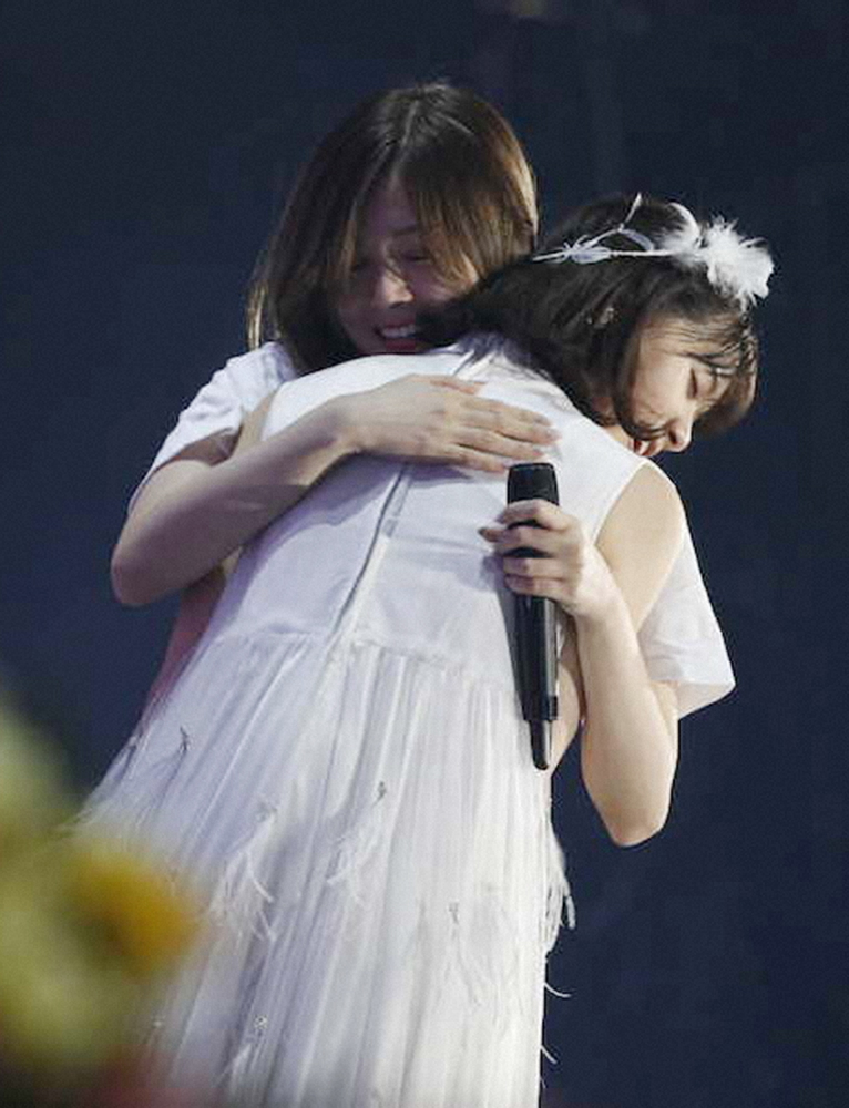 19年2月、西野七瀬卒業コンサートで西野（手前）と抱き合う白石麻衣