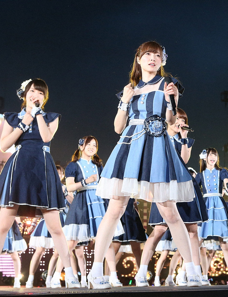 15年8月、神宮球場で行われた乃木坂46全国ツアー最終公演での白石麻衣（右）