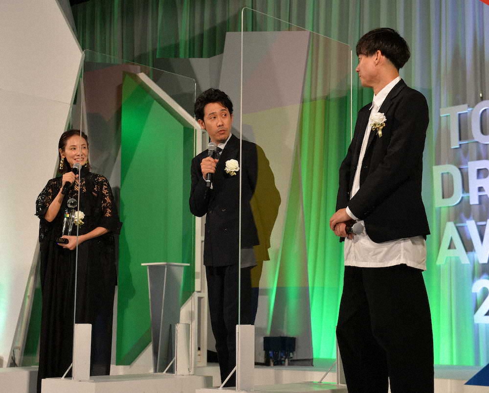 「東京ドラマアウォード2020」授賞式に出席した（左から）吉田羊、大泉洋、松永大司監督