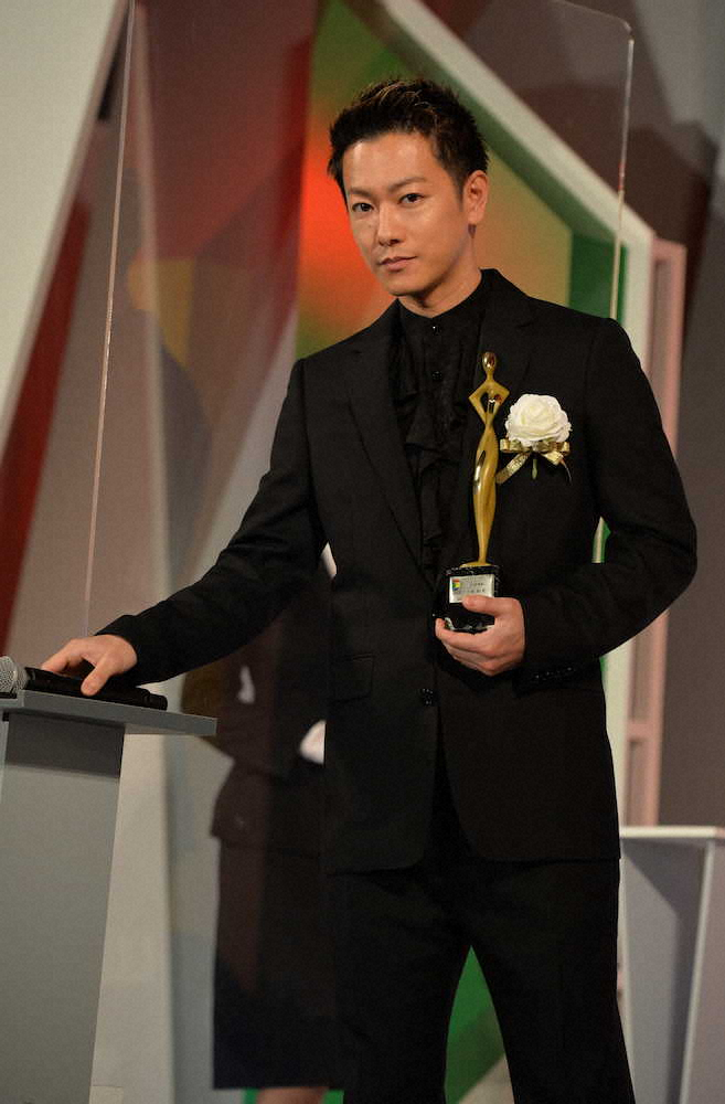 「東京ドラマアウォード2020」授賞式に出席し、助演男優賞のトロフィーを手にする佐藤健