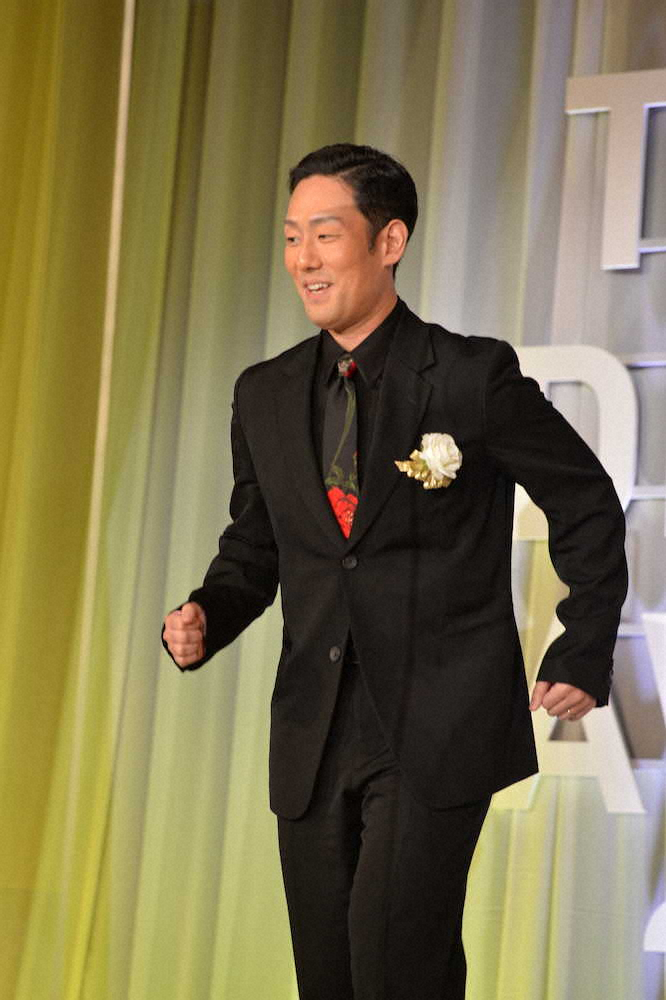 「東京ドラマアウォード2020」授賞式に出席した中村勘九郎は、ドラマで演じた金栗四三のような走りで登壇