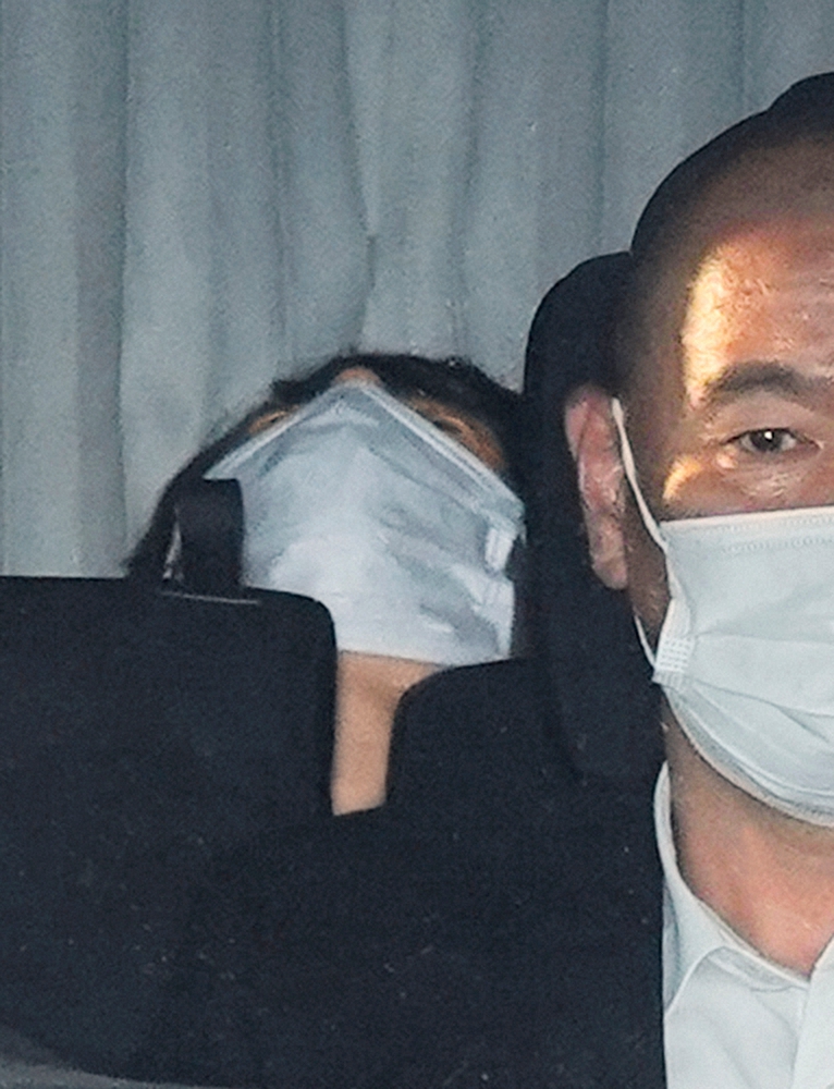 警察車両の中マスク姿で天をあおぐ伊藤健太郎容疑者（撮影・沢田　明徳）