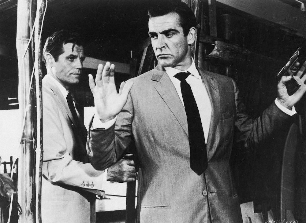 映画「007」シリーズ第1作「ドクター・ノオ」（1962年）に出演したショーン・コネリーさん（右）