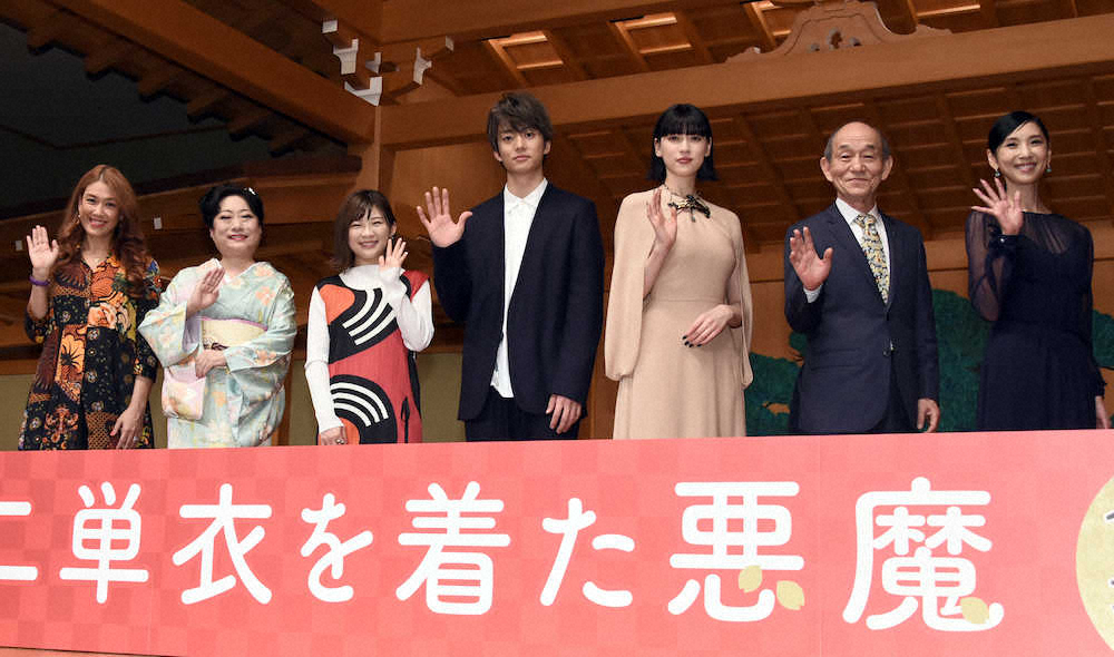 先月20日、映画「十二単衣を着た悪魔」の完成報告会に出席した伊藤健太郎（左から4人目）