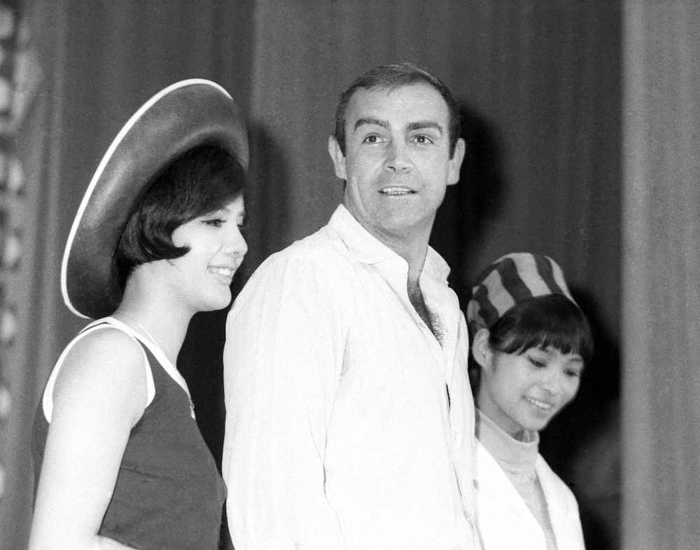 1966年7月、スパイ映画「007は二度死ぬ」のロケで来日、記者会見でボンドガールの浜美枝さん（左）、若林映子さん（右）と写真に納まるショーン・コネリーさん