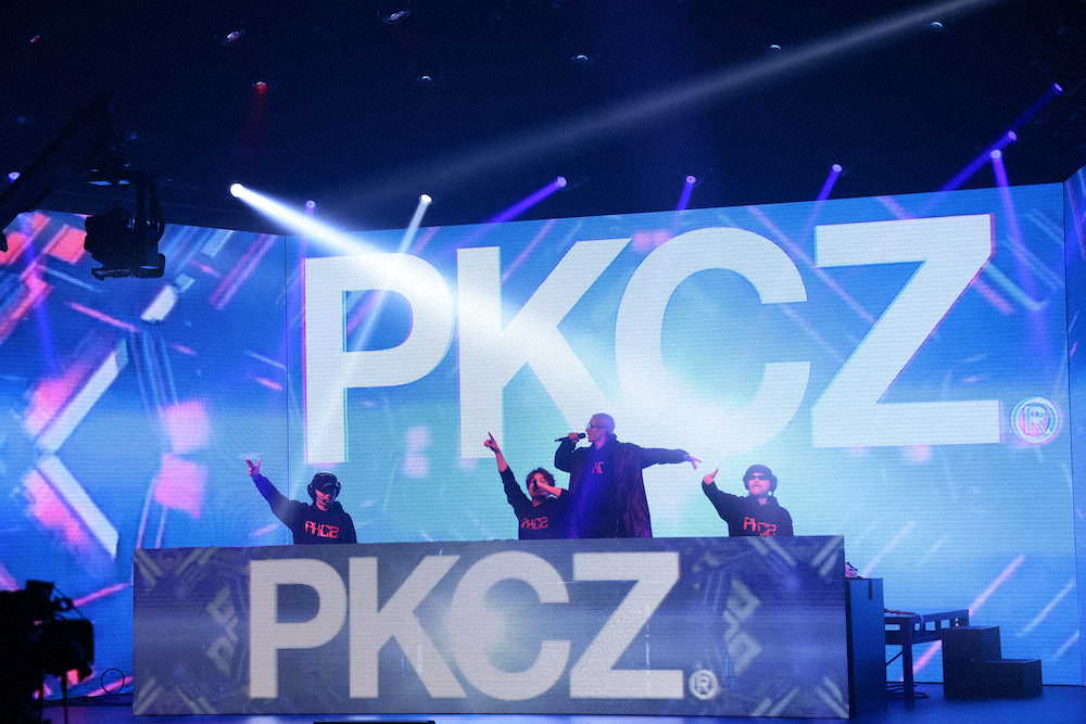 GENERATIONSの配信ライブで白濱亜嵐（左から2人目）がPKCZに加入したことを発表