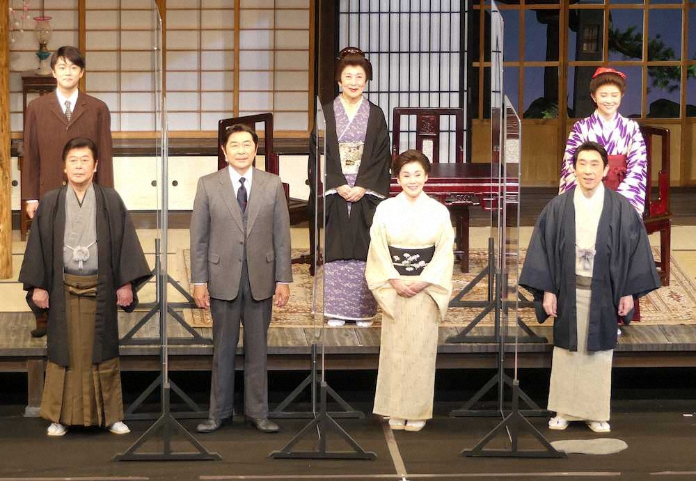 舞台「女の一生」に出演する（前列左から）風間杜夫、高橋克実、大竹しのぶ、段田安則（後列左から）林翔太、銀粉蝶、宮澤エマ