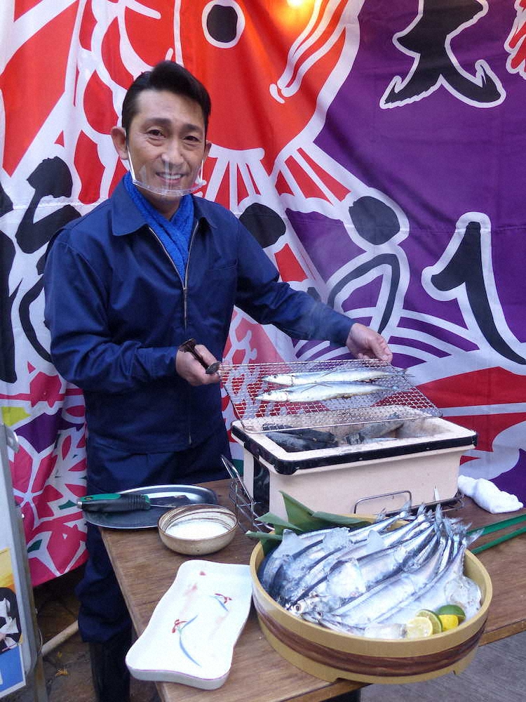 東京・亀有の「岩手県民食堂　デンサク屋」で地元・岩手のサンマをPRした福田こうへい