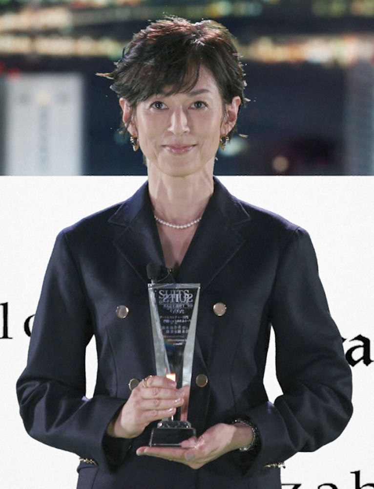 「スーツオブザイヤー2020」を受賞した鈴木保奈美