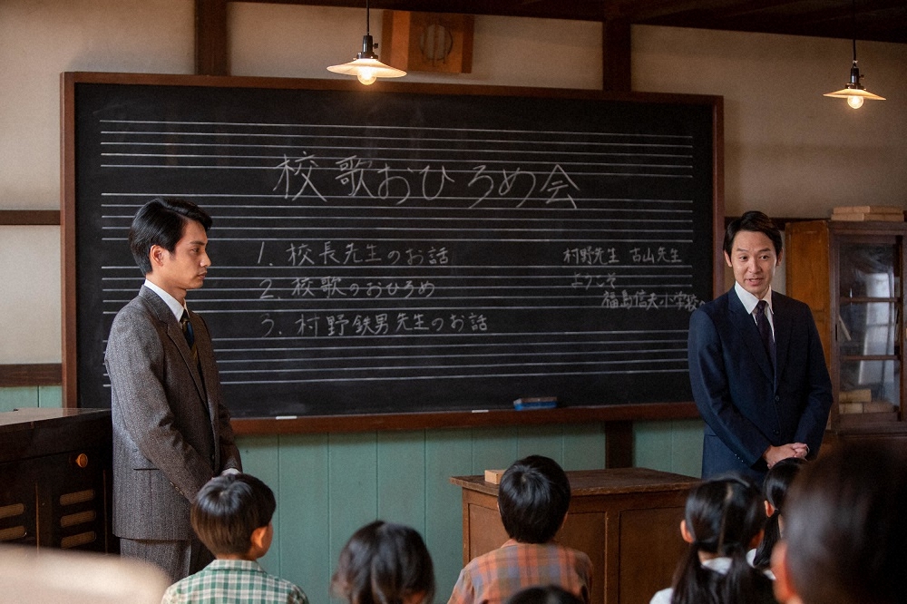 連続テレビ小説「エール」第107話。母校の福島信夫小学校を訪れ、講演を行う鉄男（中村蒼・左）（C）NHK