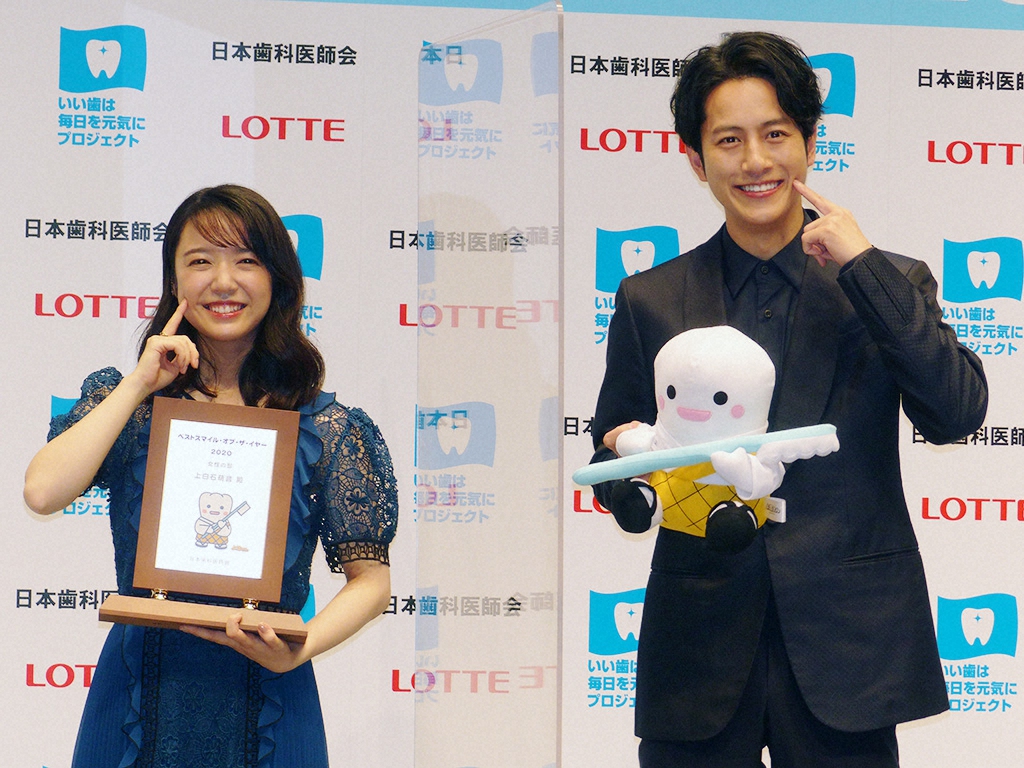 「ベストスマイル・オブ・ザ・イヤー2020」を受賞した上白石萌音（左）と溝端淳平