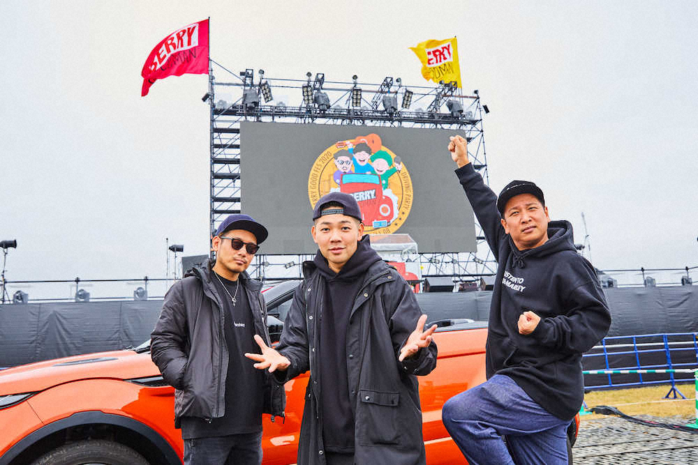 大阪・舞洲「空の広場」でドライブインライブを開催したベリーグッドマンの（左から）HiDEX、Rover、MOCA