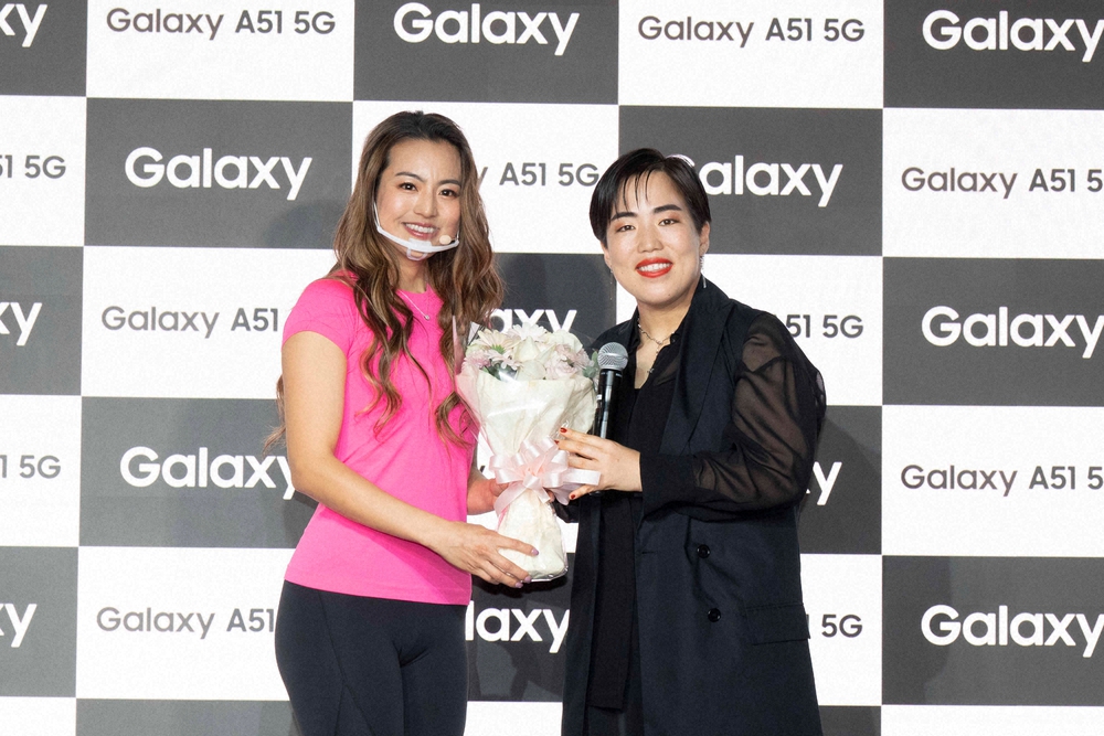「Galaxy A51 5G“4cm美”モデルオンライン就任式」に登場したゆりやんレトリィバァ（右）とパーソナルトレーナーの岡部友さん