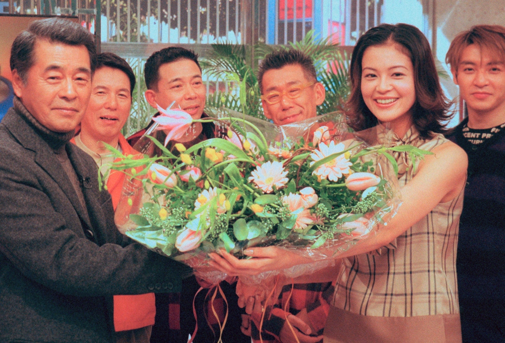 「噂の！東京マガジン」を卒業する黒谷友香（右から２人目）に花束を手渡す森本毅郎（左）・女優・アナウンサー（2000年）
