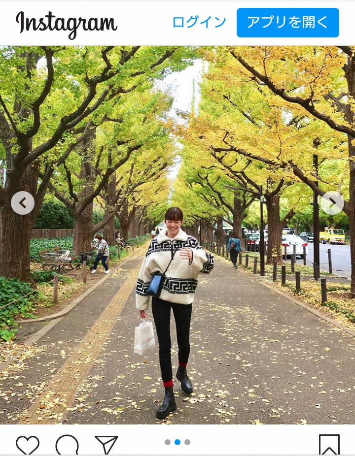 【画像・写真】佐藤栞里　“銀杏並木ショット”に「脚の長さに驚き！！」「何頭身？」