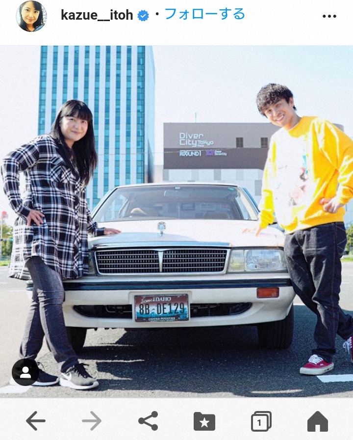 【画像・写真】伊藤かずえ　“30年モノ”愛車・初代日産シーマ披露に「渋いなーー」「名車と美女です」「シーマ愛」