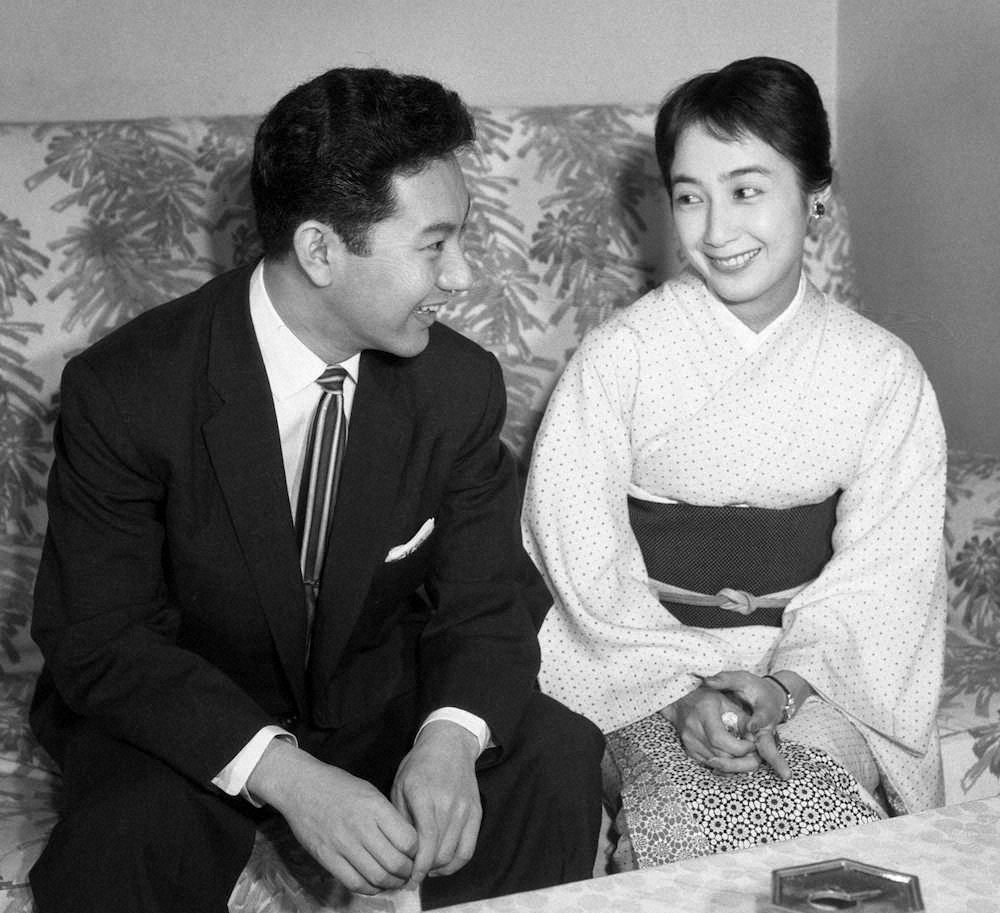 1958年7月22日、婚約会見を行った坂田藤十郎さん（当時中村扇雀）と扇千景