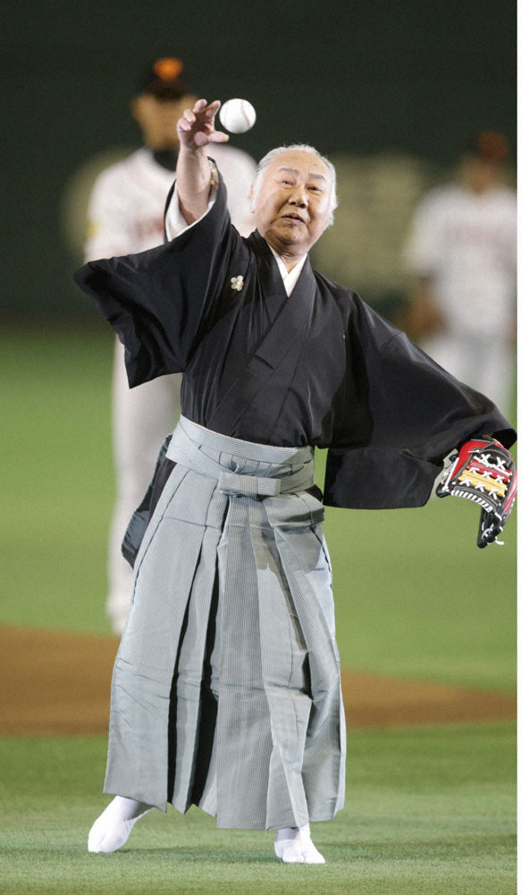 13年3月、プロ野球で始球式を行った坂田藤十郎さん