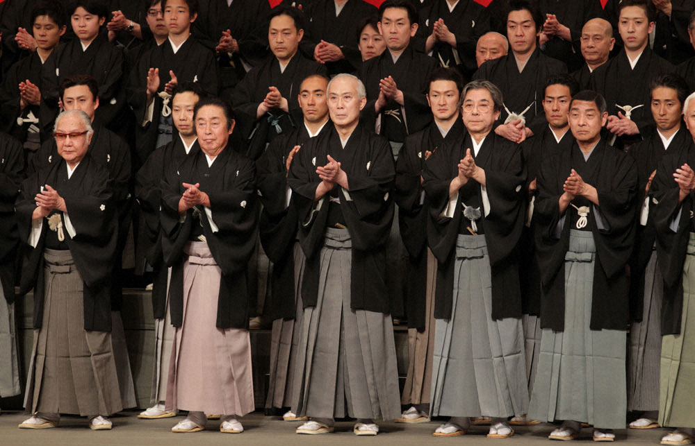 14年4月、歌舞伎座新装開場1周年に参加した坂田藤十郎さん（左）