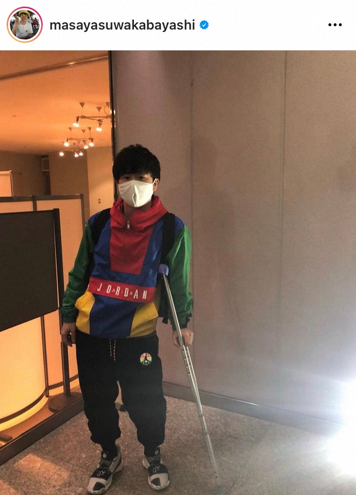 【画像・写真】オードリー若林「ヒザをやっちゃいました」松葉づえ姿で報告　「肩身が狭いです」「各方面に申し訳ない」