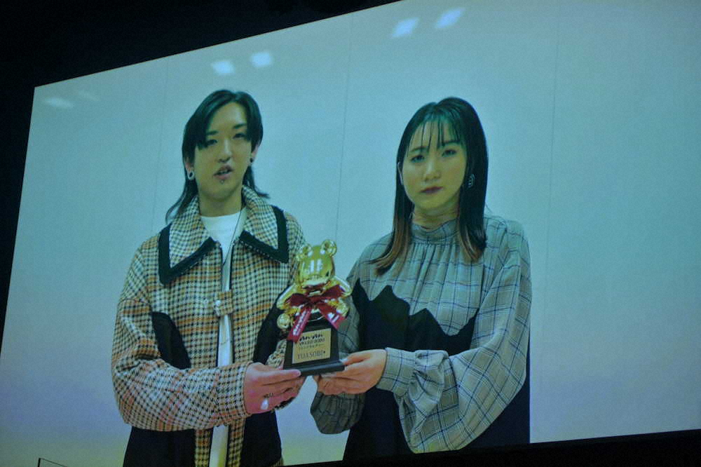 「ananAWARD」授賞式にVTR出演したYOASOBIの（左から）Ayase、ikura