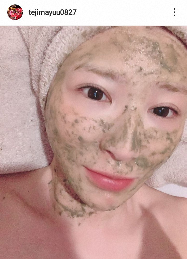 【画像・写真】手島優、ハーブトリートメント施術中の自撮りに反響「落書きされた？」「これ選んで載せるから流石」