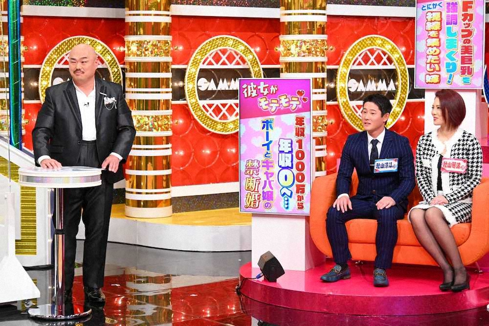 MBSテレビ「痛快！明石家電視台」でキャバクラ漫談を披露する安田大サーカス・クロちゃん（左）と、秋山涼斗さん（中央）、琴波さん夫妻