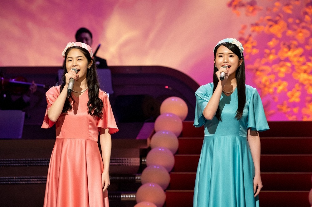 連続テレビ小説「エール」最終回はコンサート。「モスラの歌」を披露する（左から）藤丸（井上希美）と千鶴子（小南満佑子）（C）NHK