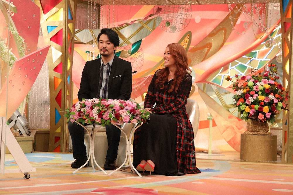 ABCテレビ「新婚さんいらっしゃい！」に出演の純烈・小田井涼平（左）とLiLiCo夫妻