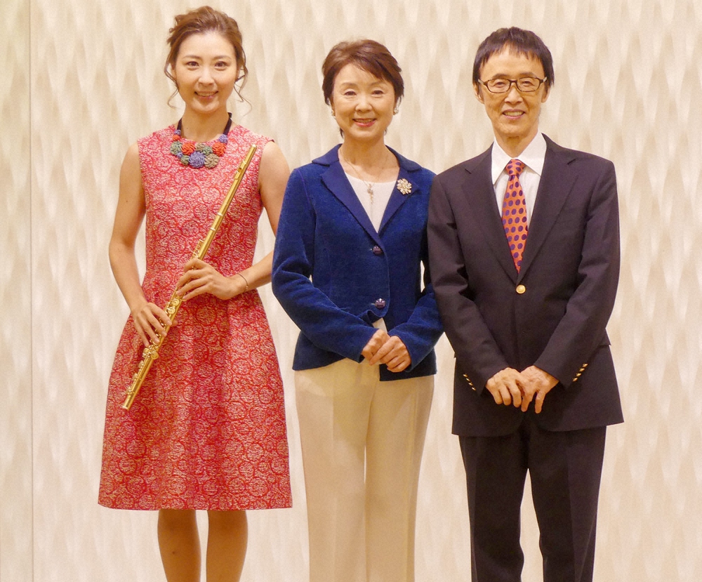 新曲発表会に出席した「ダ・カーポ」の（左から）榊原麻里子、広子、まさとし