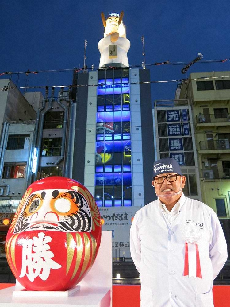 【画像・写真】道頓堀だるまビルの屋上に、巨大シンボル像「だるま大臣」登場