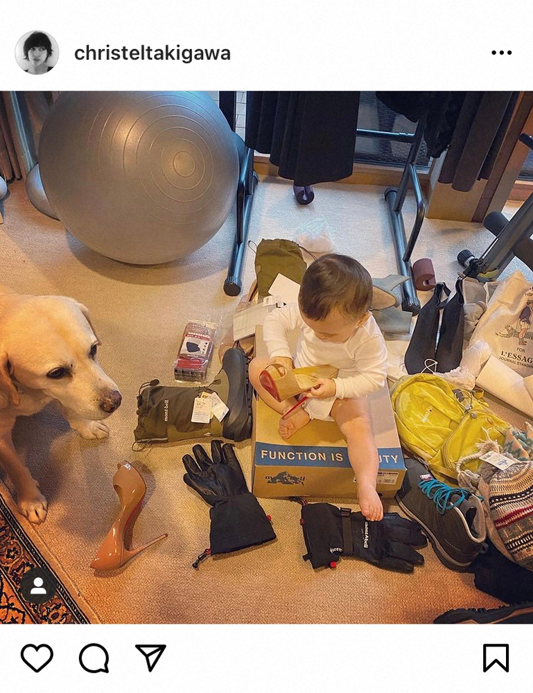 【画像・写真】滝川クリステル　「すでにヒールに興味」10カ月長男の姿に「王子のお顔が！！」「足が長いのね」