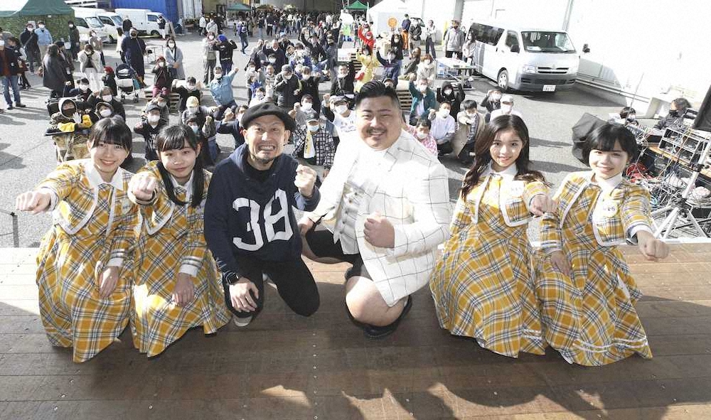 KOBerrieS♪の4人とともに神戸市の野外イベントに登場したガガガSP・コザック前田（左から3人目）とBigfumi（同4人目）