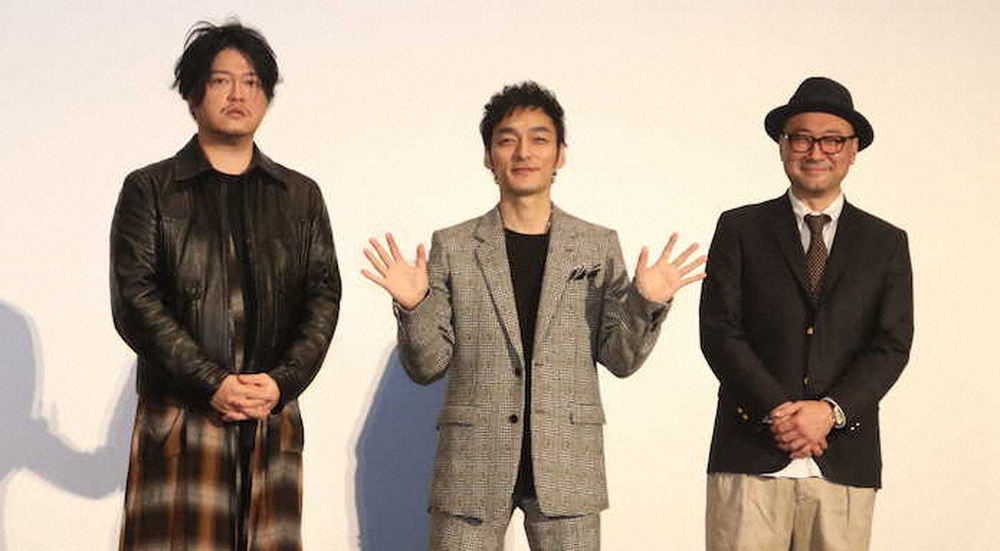 映画「ミッドナイトスワン」の大ヒット記念舞台あいさつに登場した（左から）渋谷慶一郎氏、草なぎ剛、内田英治監督